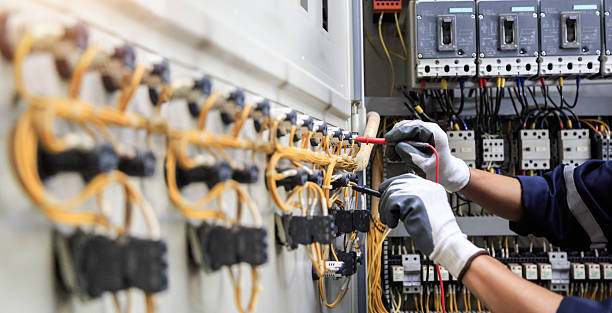 Professional Electrician technician working in Bay City, MI